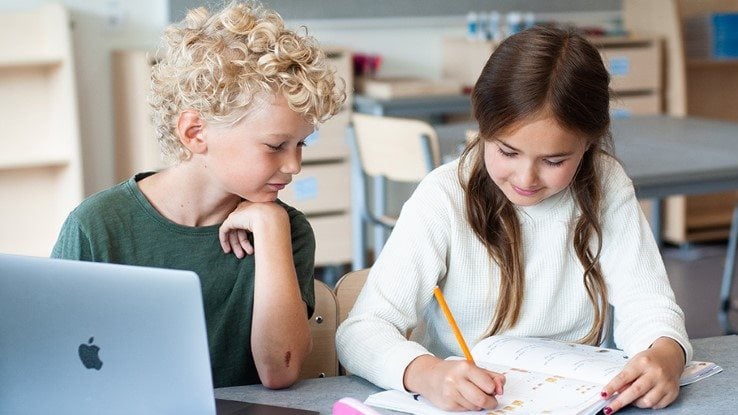 Barn med ipad Prova läromedel puffbild