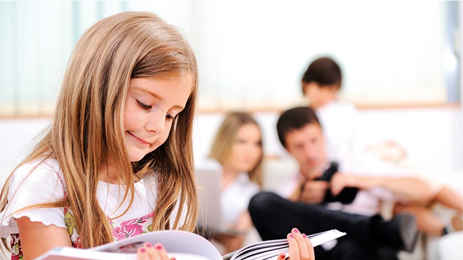 Miljöbild flicka läser bok