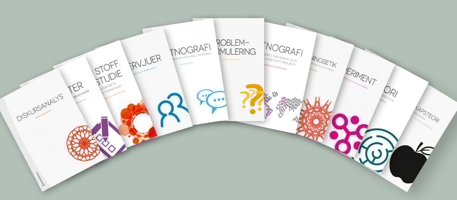 Mockups av 11 böcker i en båge på en grön bakgrund