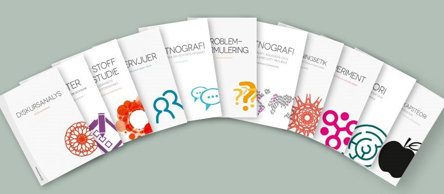 Mockups av 11 böcker i en båge på en grön bakgrund